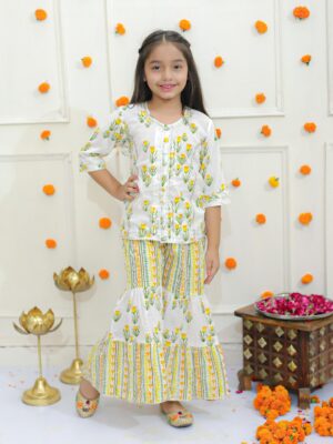 Ka-mee Girls Floral Printed Sleeveless Regular Kurta Set With Jacket