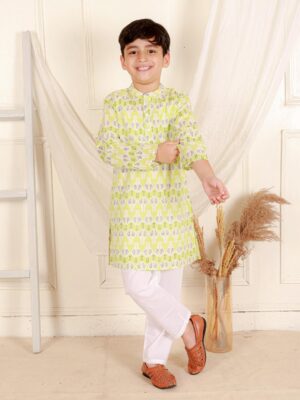 Kamee Motifs Printed Regular Pure Cotton Straight Kurta with Pyjamas-Green