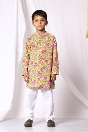 Kamee Motifs Printed Regular Pure Cotton Straight Kurta with Pyjamas-Red