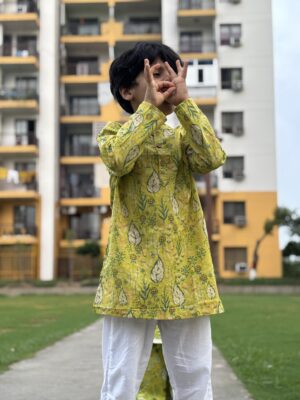 Kamee Motifs Printed Regular Pure Cotton Straight Kurta with Pyjamas-Green